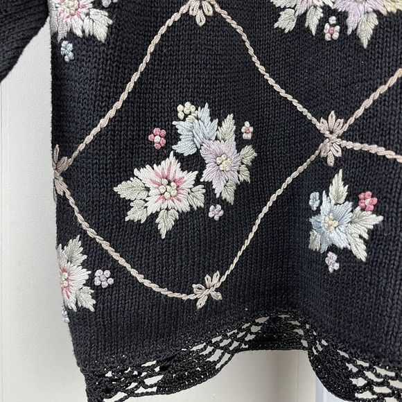 Vintage By Design Floral Crewel Embroidered Black Pullover Sweater Womens Medium - Picture 3 of 9